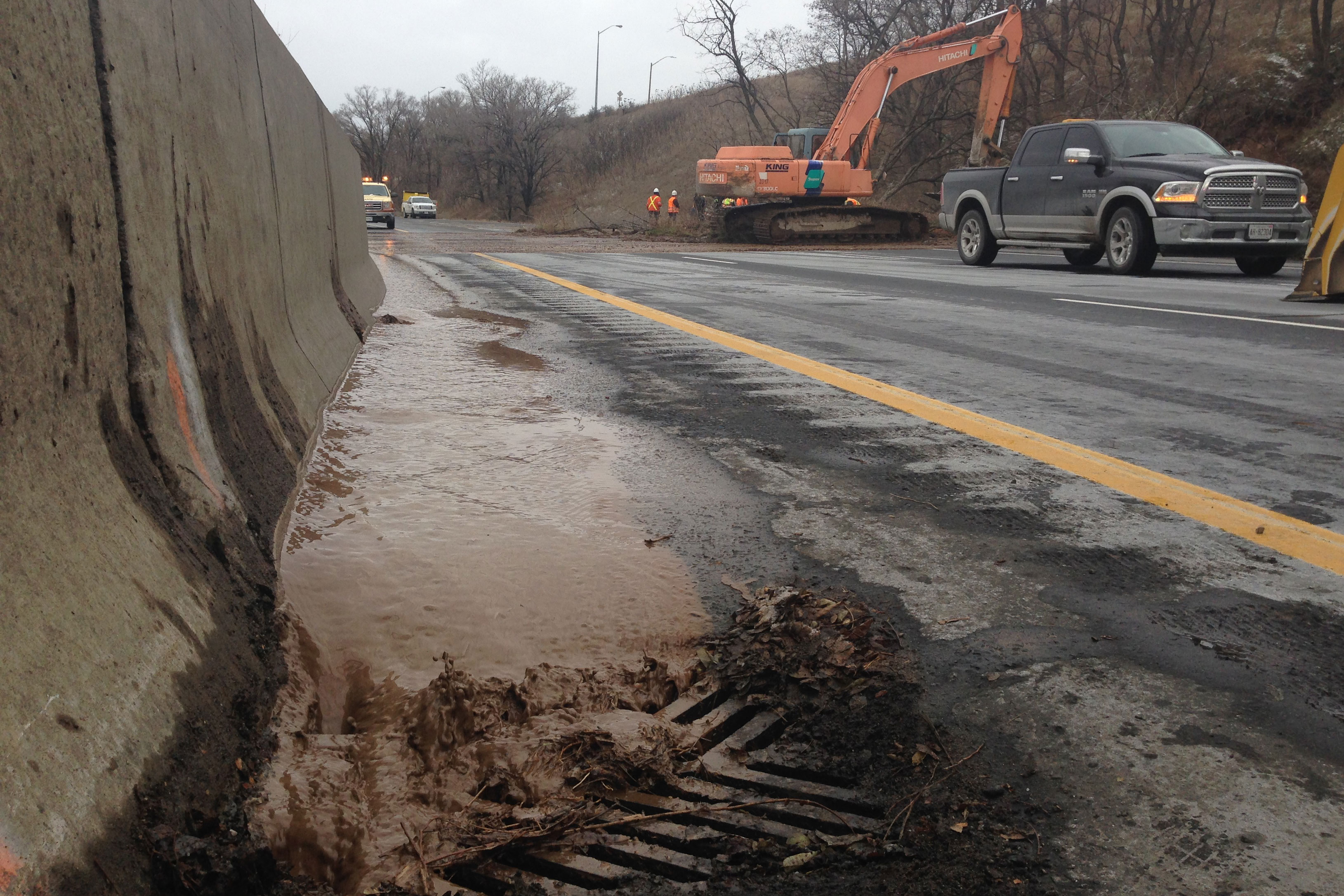 broken-watermain-causes-mudslide-on-hwy-403-in-hamilton-citynews