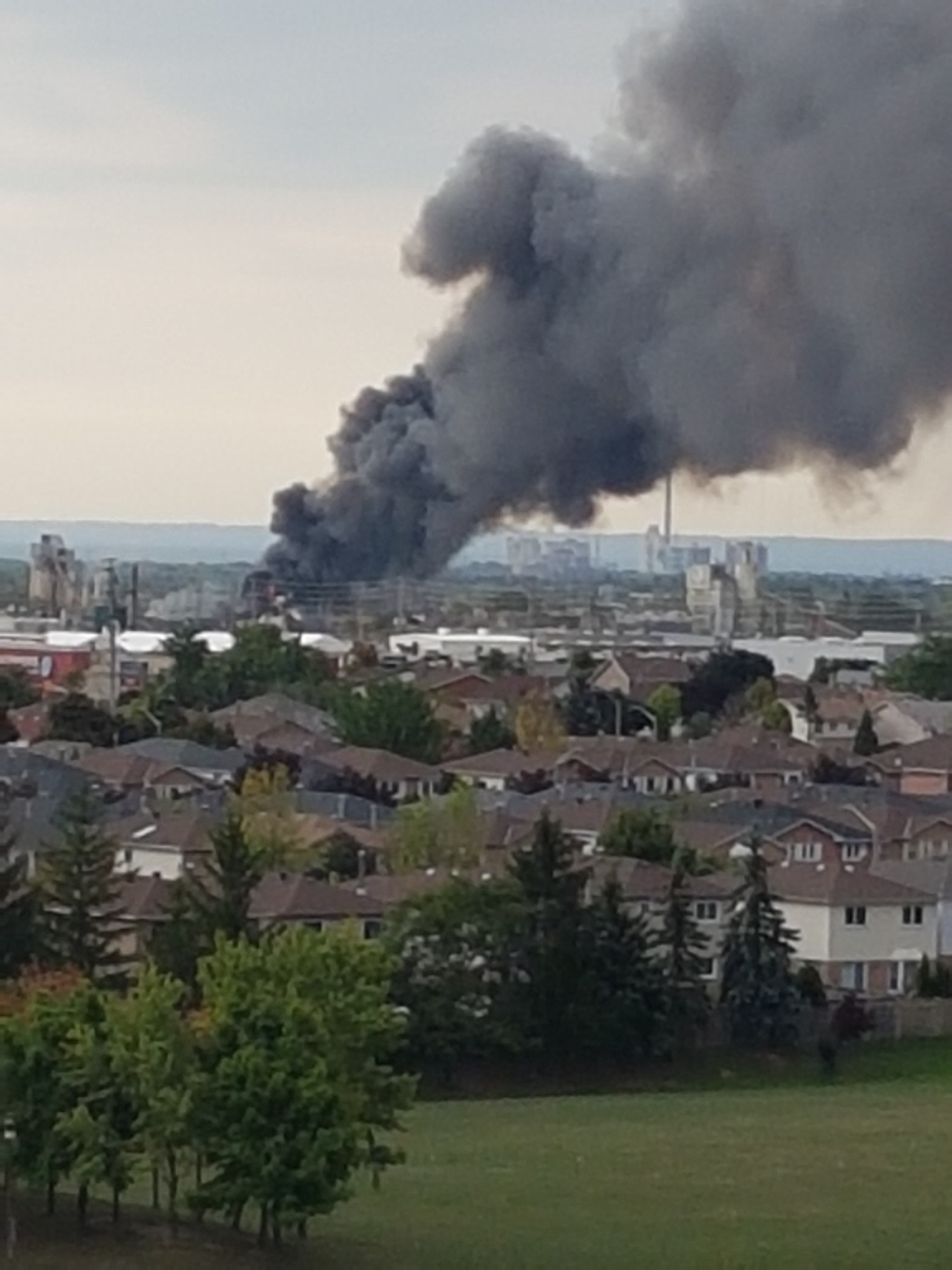 Huge fire breaks out in Mississauga scrapyard - 680 NEWS