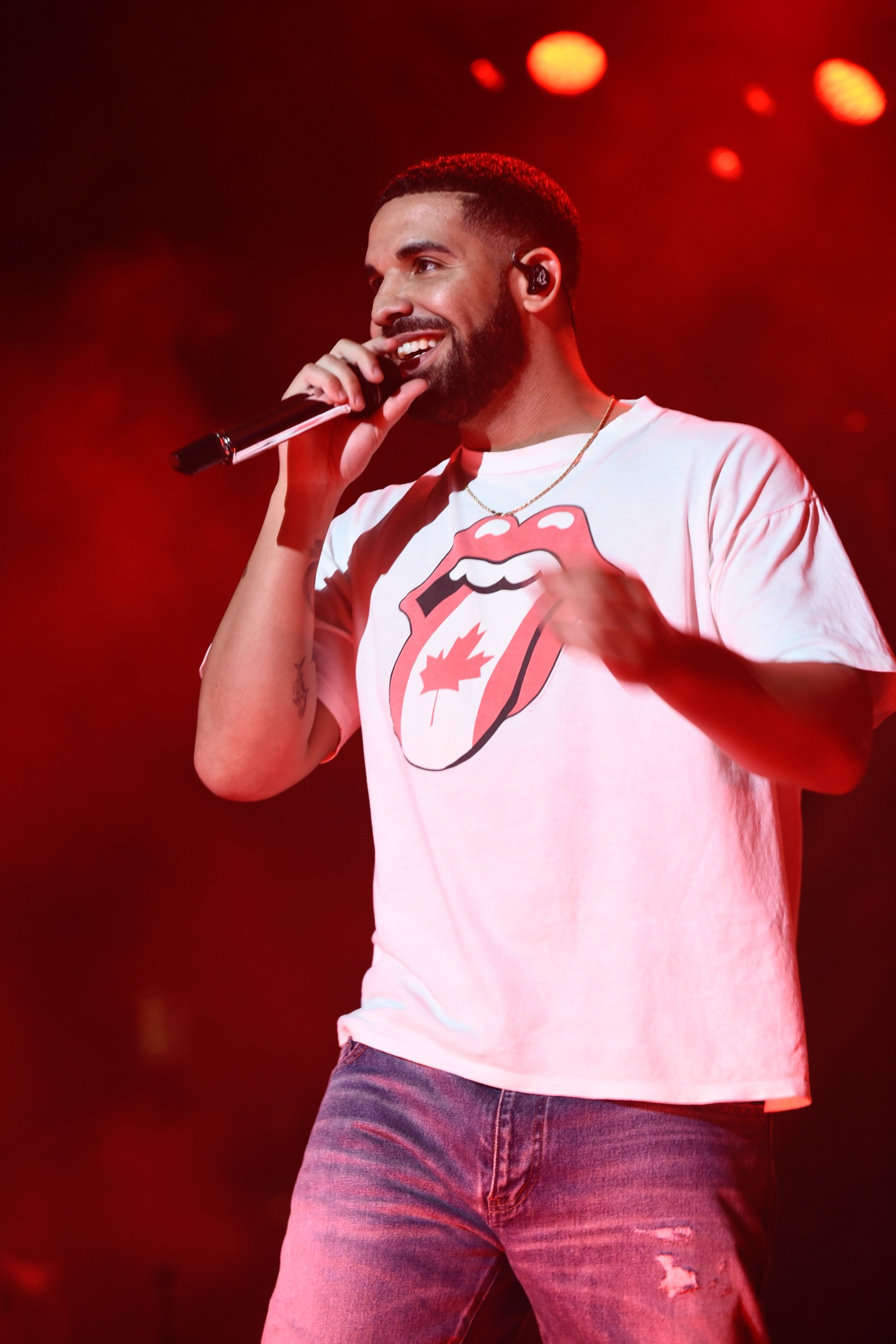 Drake surprises Canada 150 crowd at Nathan Phillips Square - 680 NEWS